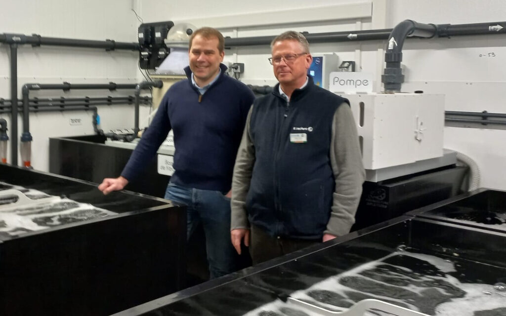 Guénolé Raymond, CEO of Aquaculture Solutions, and Nicolas Chaussée, CEO of Leclerc Plérin, in front of the tanks developed by the Côtes-d'Armor start-up